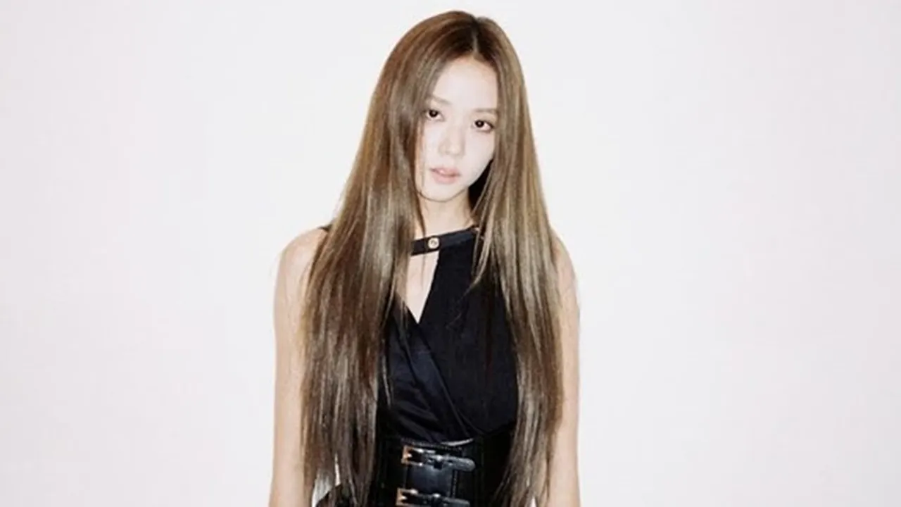 Jisoo BLACKPINK Cantik Pakai Gaun Mini Hitam, Harganya Bikin Kantong Menjerit
