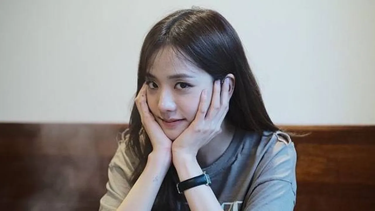 Jisoo BLACKPINK Mirip dengan Teh Ga di Webtoon 'Terlalu Cantik'?