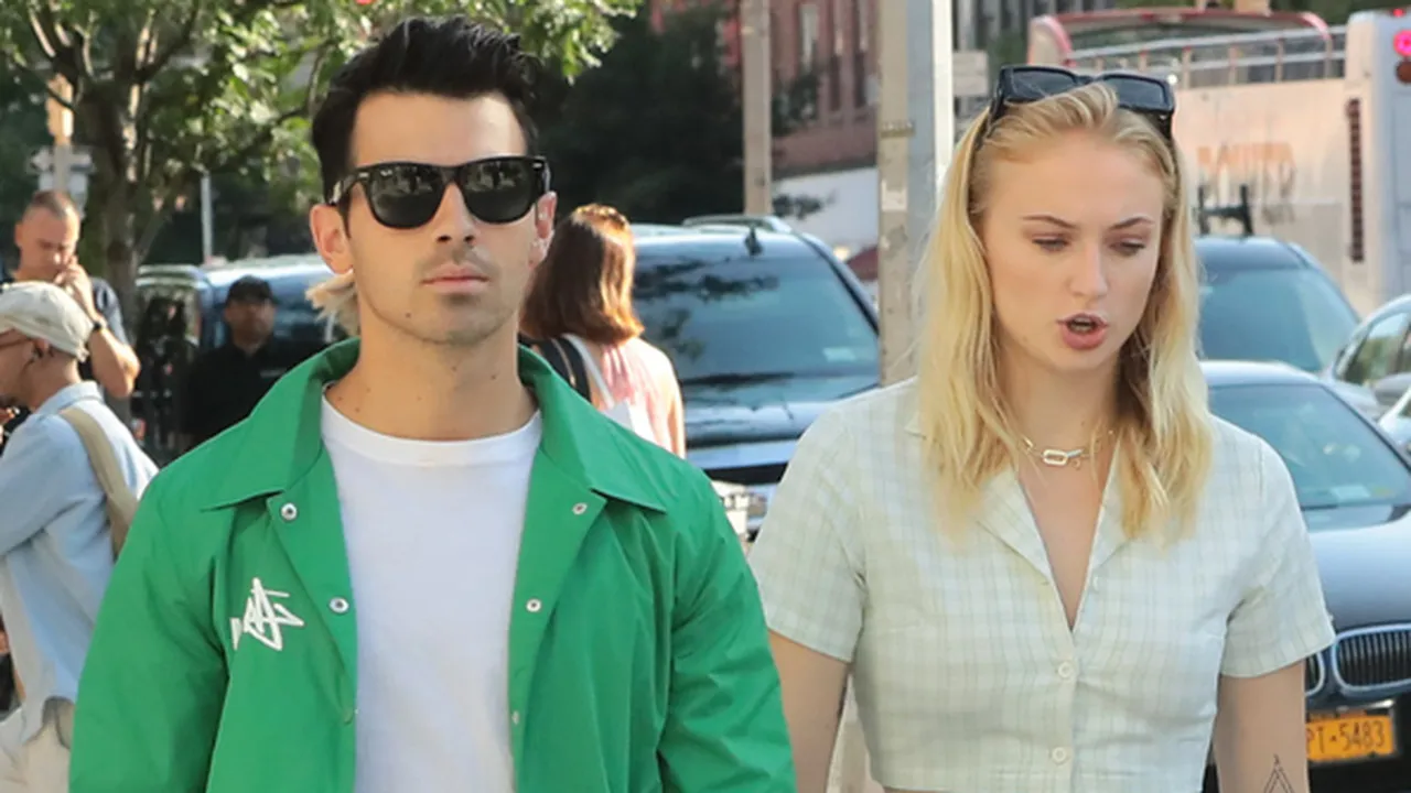 Joe Jonas Unggah Foto Perdana Sophie Turner Usai Melahirkan Anak Pertama