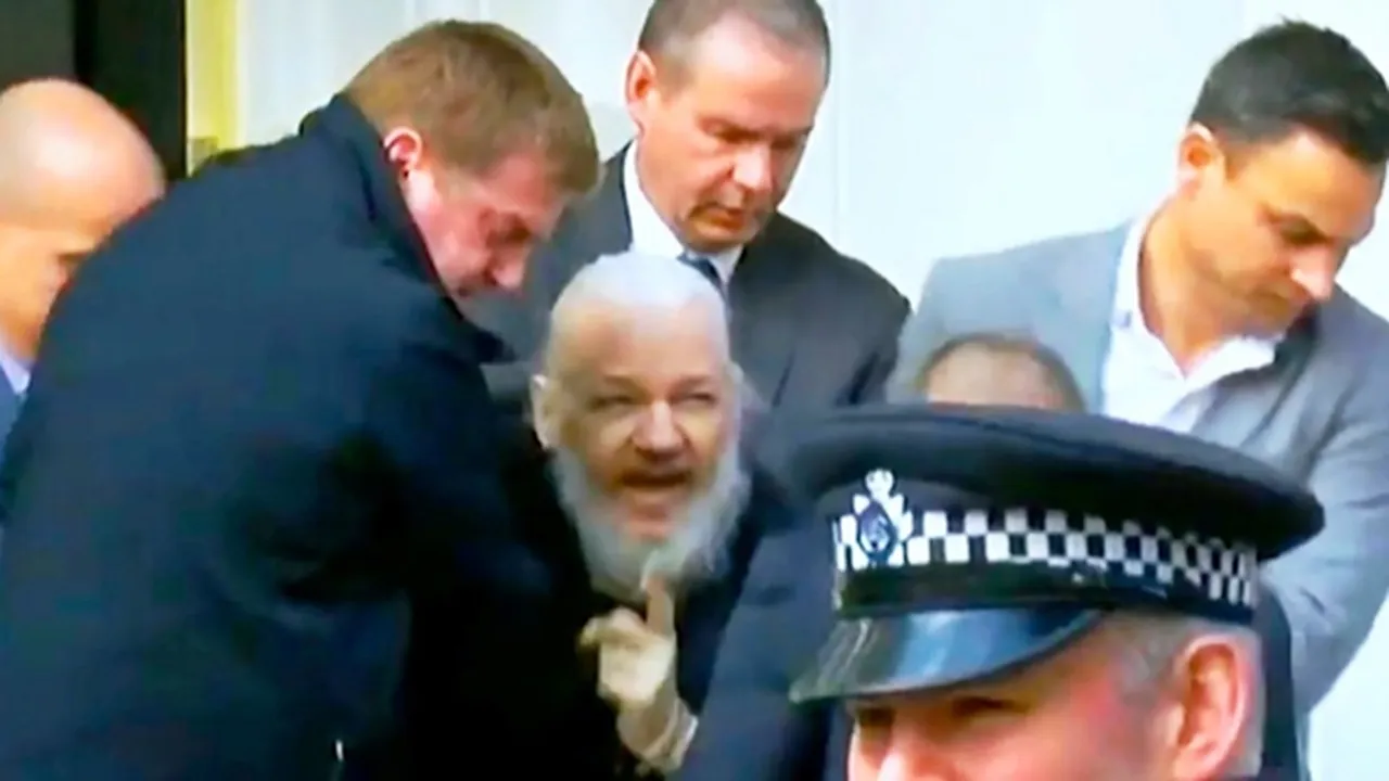 Julian Assenge Pendiri WikiLeaks Ditangkap Usai Tinggal di Kedubes Ekuador 7 Tahun