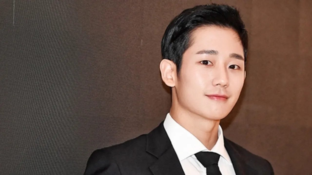 Jung Hae In Kembali Dipasangkan dengan Aktris Berusia Lebih Tua di Drama Terbaru