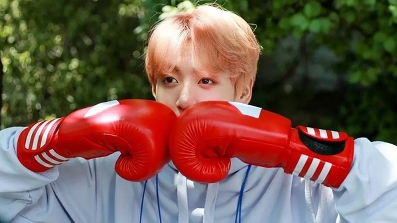 Jungkook BTS Pamer Hobi & Potensi Jadi Atlet Tinju di Belakang Panggung