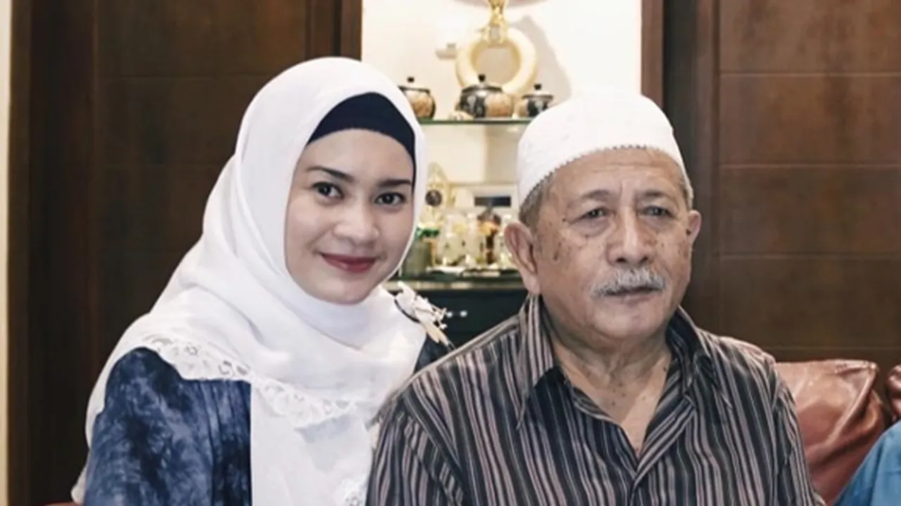 Kabar Duka, Ayahanda Ikke Nurjanah Meninggal Dunia