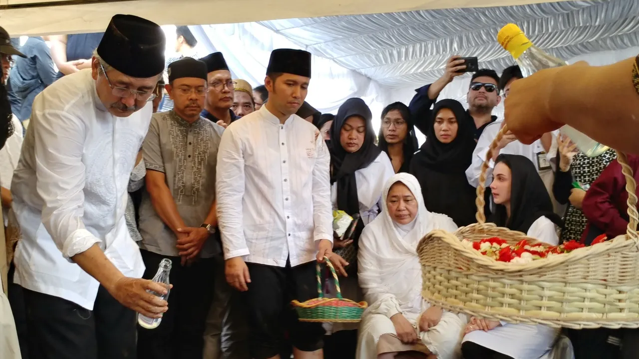 Kaget Dengan Kepergian Sang Adik Yang Cukup Mendadak, Emil Dardak Memohon Doa