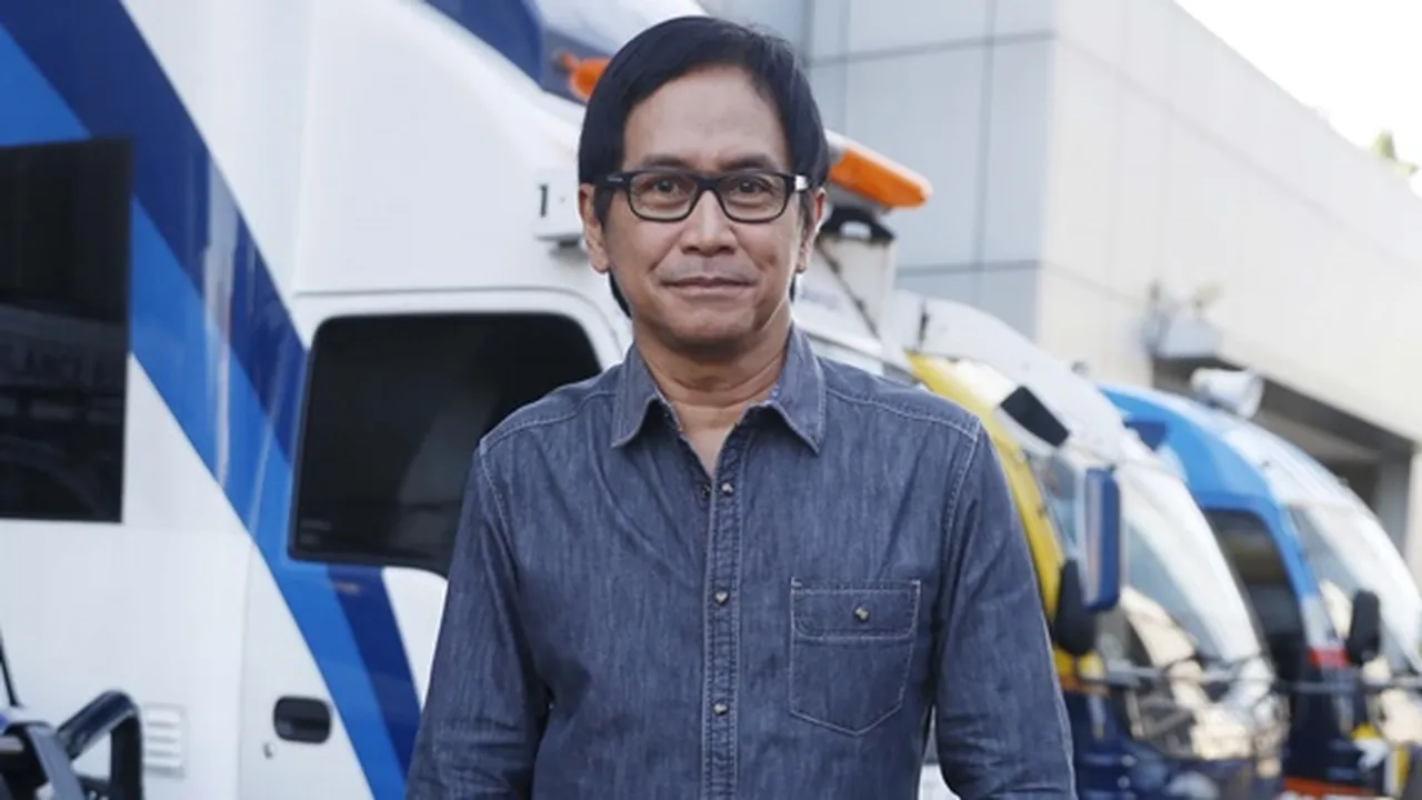 Kagum Dengan Pengamen Gerobak Keliling, Addie M.S. Berikan Handphone dan Beasiswa
