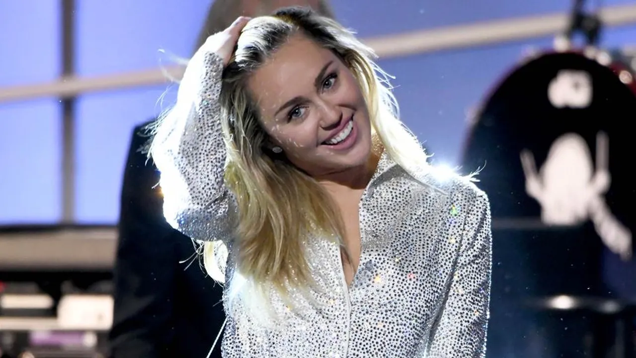 Kagum Pada Pasangan, Miley Cyrus Anggap Liam Hemsworth Superhero Beneran!