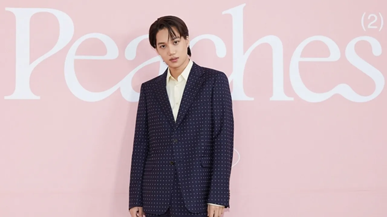 Kai Menunjukkan Sisi Cute dan Romantis dalam MV 'Peaches', Gabungkan Dua Dewa