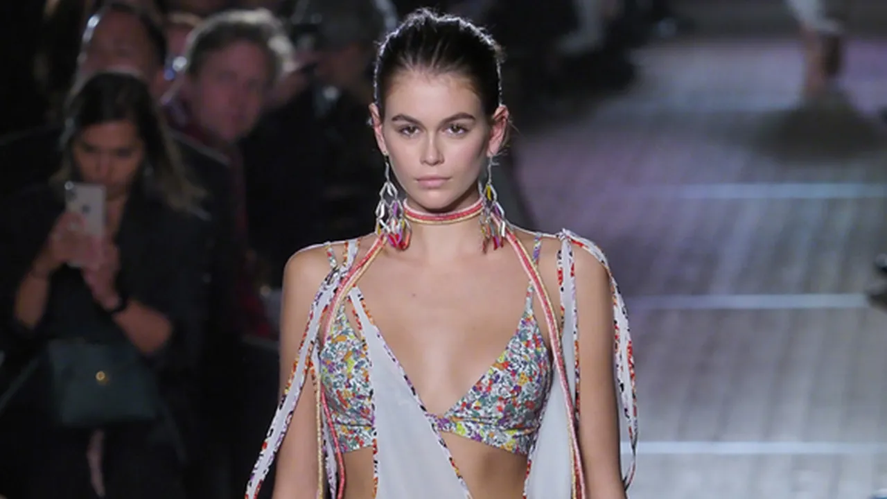 Kaia Gerber Potong Rambut Jadi Super Pendek, Makin Cantik Atau ... Kaia Gerber Potong Rambut Jadi Super Pendek, Makin Cantik Atau ...