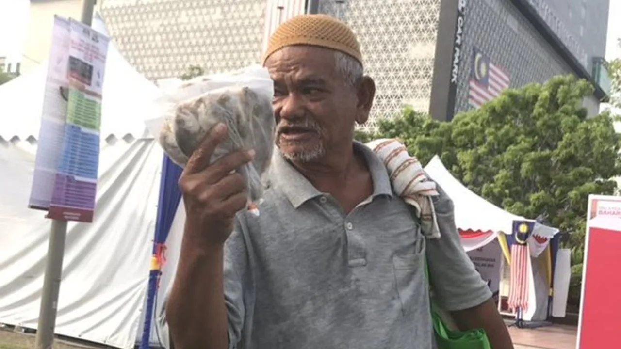 Kakek Tua Ini Rela Jualan Ikan Asin dan Tempuh Jarak 100 Km, Demi Istrinya yang Sakit