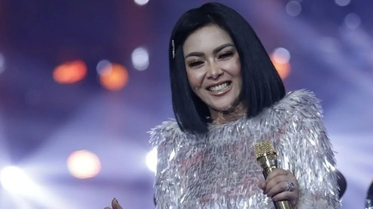 Kaki Cedera Tertimpa Lemari, Syahrini Lupakan Rasa Sakit dengan Cara Ini Kaki Cedera Tertimpa Lemari, Syahrini Lupakan Rasa Sakit dengan Cara Ini