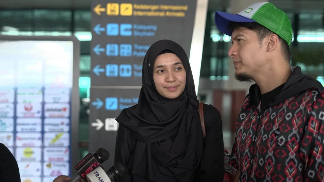 Kangen Ka'bah, Dimas Seto & Dhini Aminarti Umrah Ajak Ortu