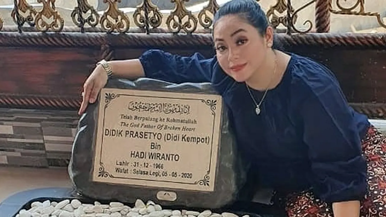 Kangen, Yan Vellia Kunjungi Makam Mendiang Didi Kempot