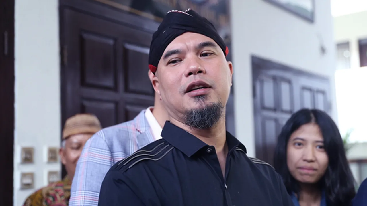 Kaos Ahmad Dhani Saat Jalani Sidang di Surabaya Sukses Curi Perhatian