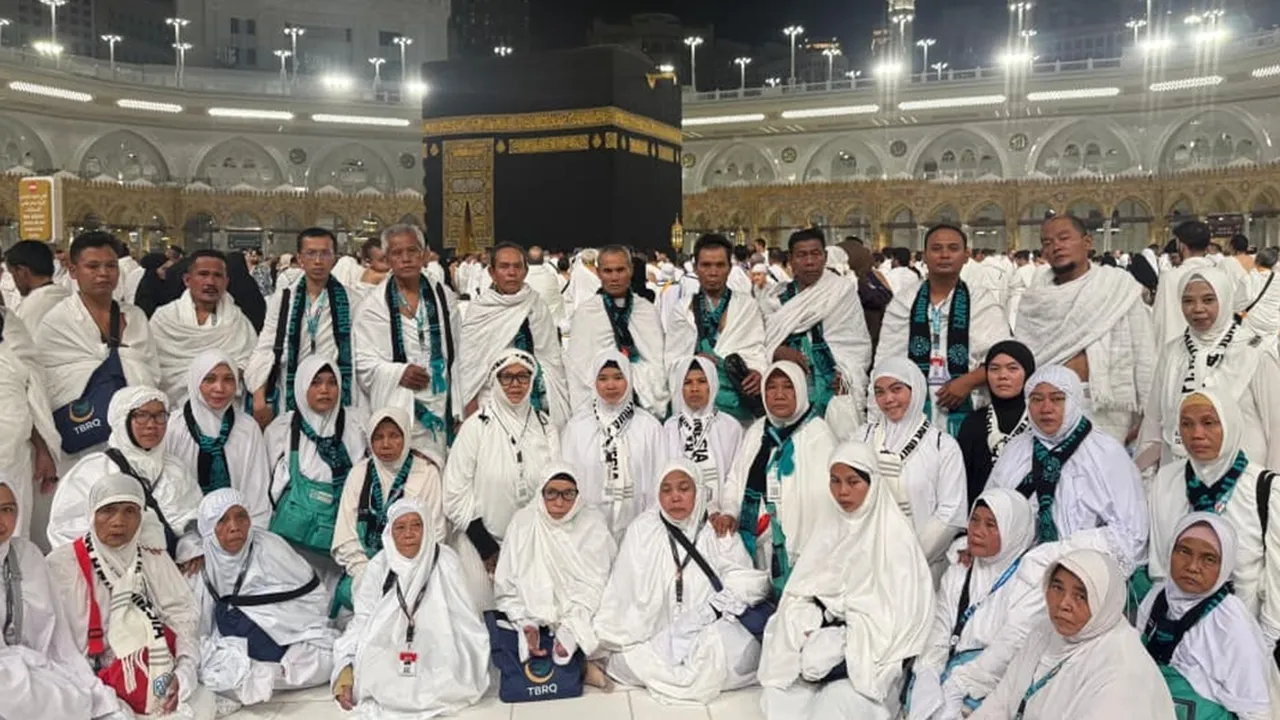 Kapolri Berangkatkan Umroh Gratis Warga dari Berbagai Kalangan Kapolri Berangkatkan Umroh Gratis Warga dari Berbagai Kalangan