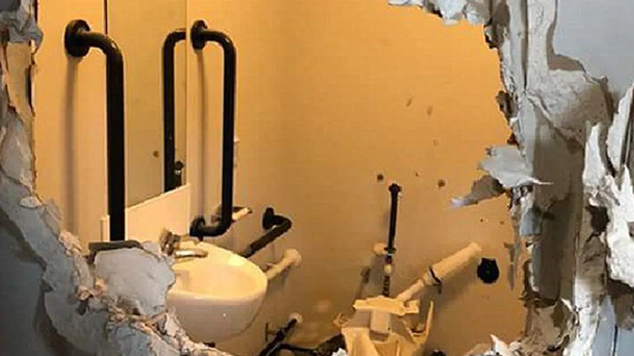 Kapten Tentara Jebol Tembok Toilet Setelah Mabuk dan Dikurung 6 Jam Oleh Anak Buahnya