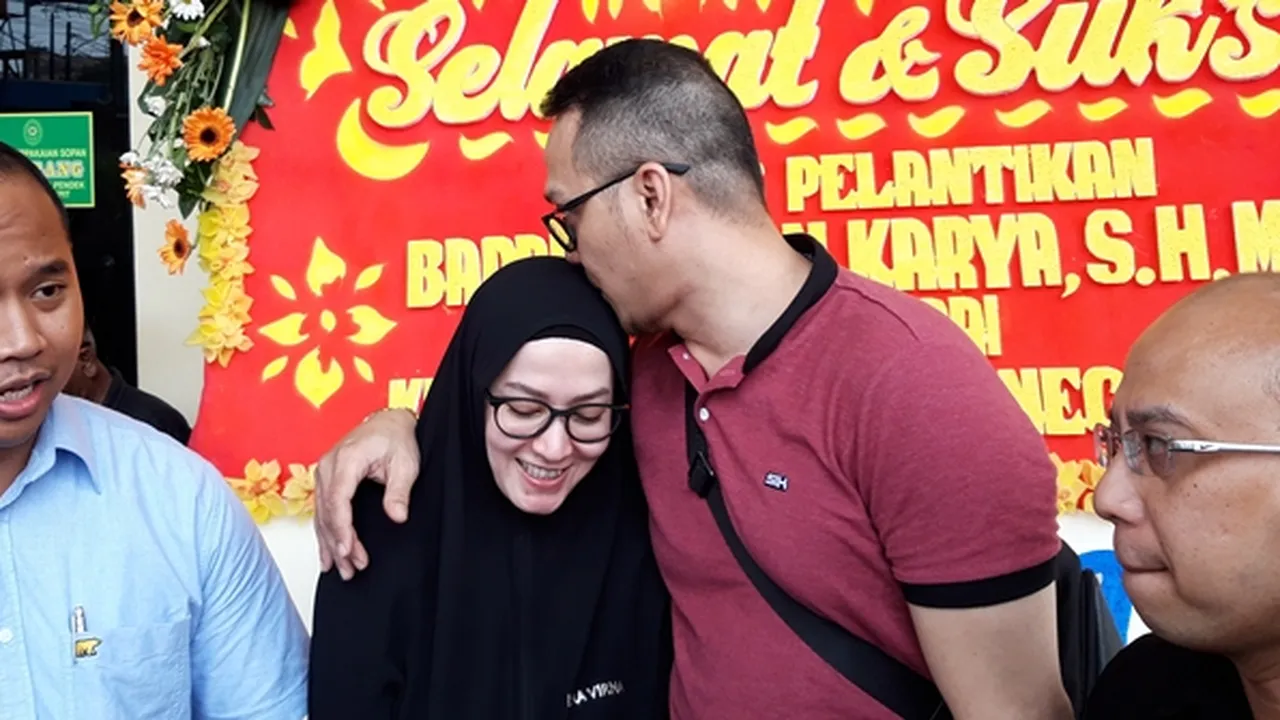 Kasus Dengan Biro Perjalanan Haji Terus Bergulir, Lyra Virna dan Suami Tetap Optimis