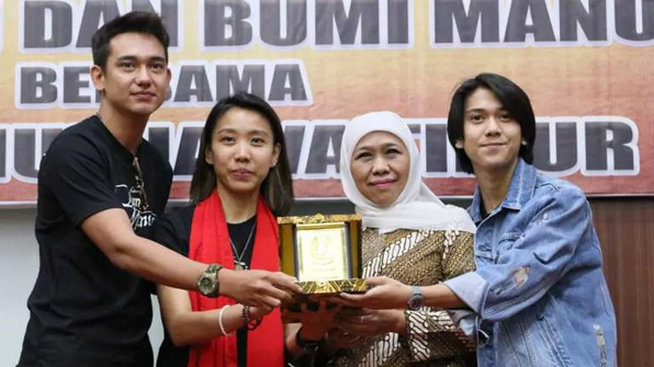 Ke Surabaya, Iqbaal Ramadhan Bertemu Khofifah Hingga Keliling Tugu Pahlawan Ke Surabaya, Iqbaal Ramadhan Bertemu Khofifah Hingga Keliling Tugu Pahlawan