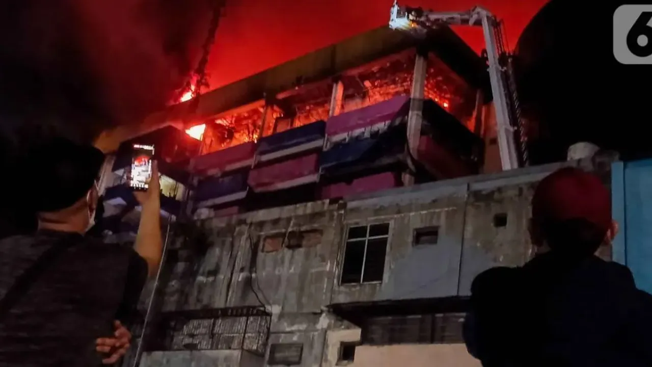 Kebakaran Glodok Plaza, Mobil Korban Rusak Parah, Evakuasi Dilakukan dengan Isak Tangis