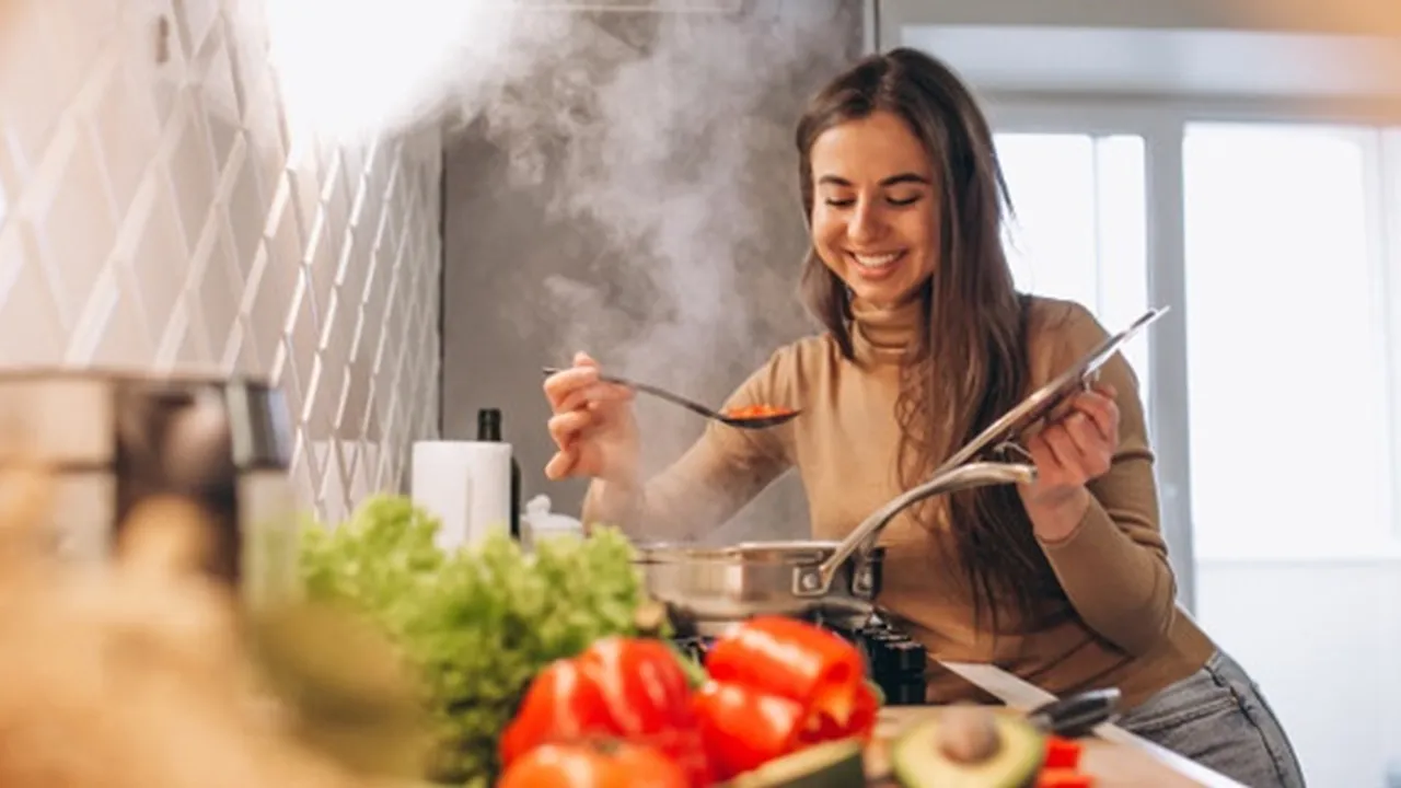 Kebanyakan Beri Garam? Jangan Khawatir, Ini 6 Cara Mengatasi Masakan yang Keasinan
