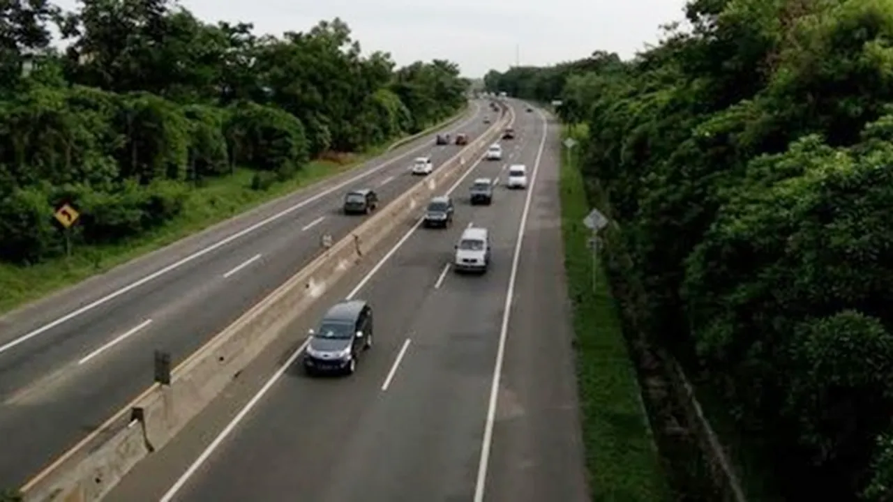 Kecelakaan Beruntun di Tol Cipularang, Ada yang Terbakar dan Bikin Kendaraan Mengular
