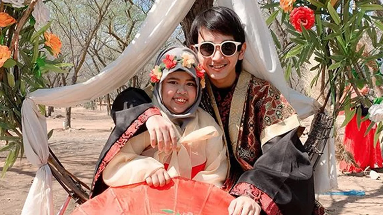 Kekeyi & Rio Ramadhan Makin Mesra, Pakai Hanbok - Tiduran Manja di Bahu Kekeyi & Rio Ramadhan Makin Mesra, Pakai Hanbok - Tiduran Manja di Bahu