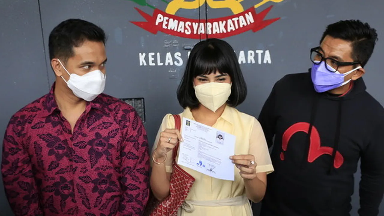 Keluar dari Lapas Pondok Bambu, Vanessa Angel dapat Oleh-oleh dari Angelina Sondakh Keluar dari Lapas Pondok Bambu, Vanessa Angel dapat Oleh-oleh dari Angelina Sondakh
