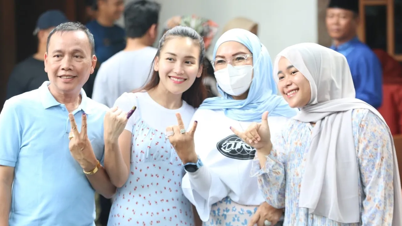Keluarga Ayu Ting Ting Kompak Nyoblos di Pilkada 2024, Berharap Depok Makin Maju Bebas Macet