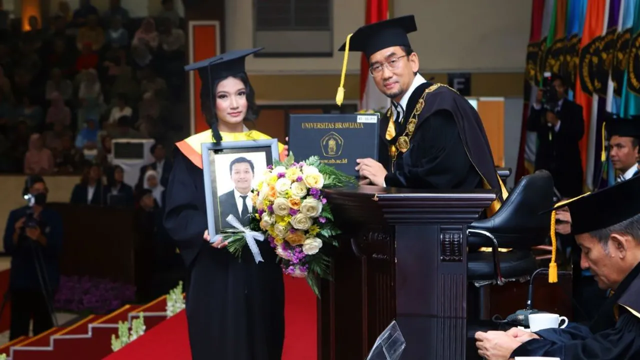 Keluarga Terima Ijazah Wisudawan UB Meninggal Dunia, Pesan Sang Ibu Penuh Haru