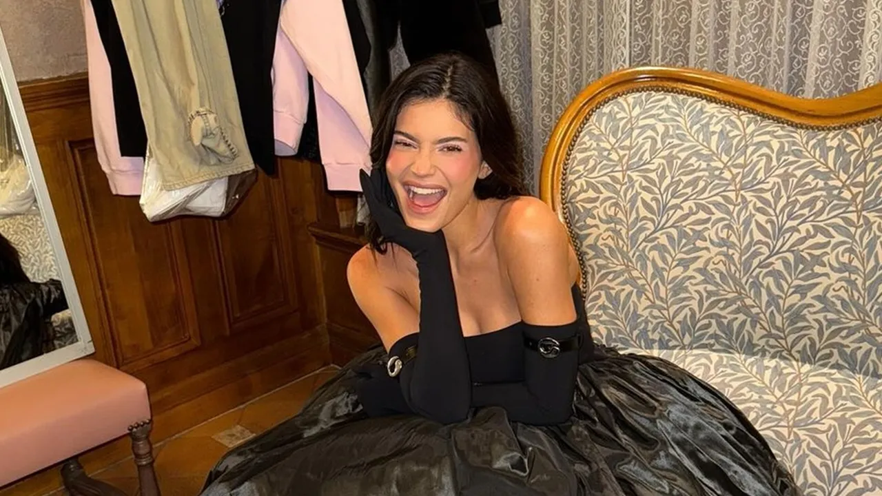 Kembali Ke Dunia Model, Kylie Jenner Melenggang Cantik di Catwalk Disney Paris