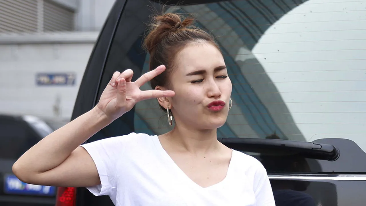 Kembali ke Twitter, Ayu Ting Ting Disambut Manis Para Penggemar