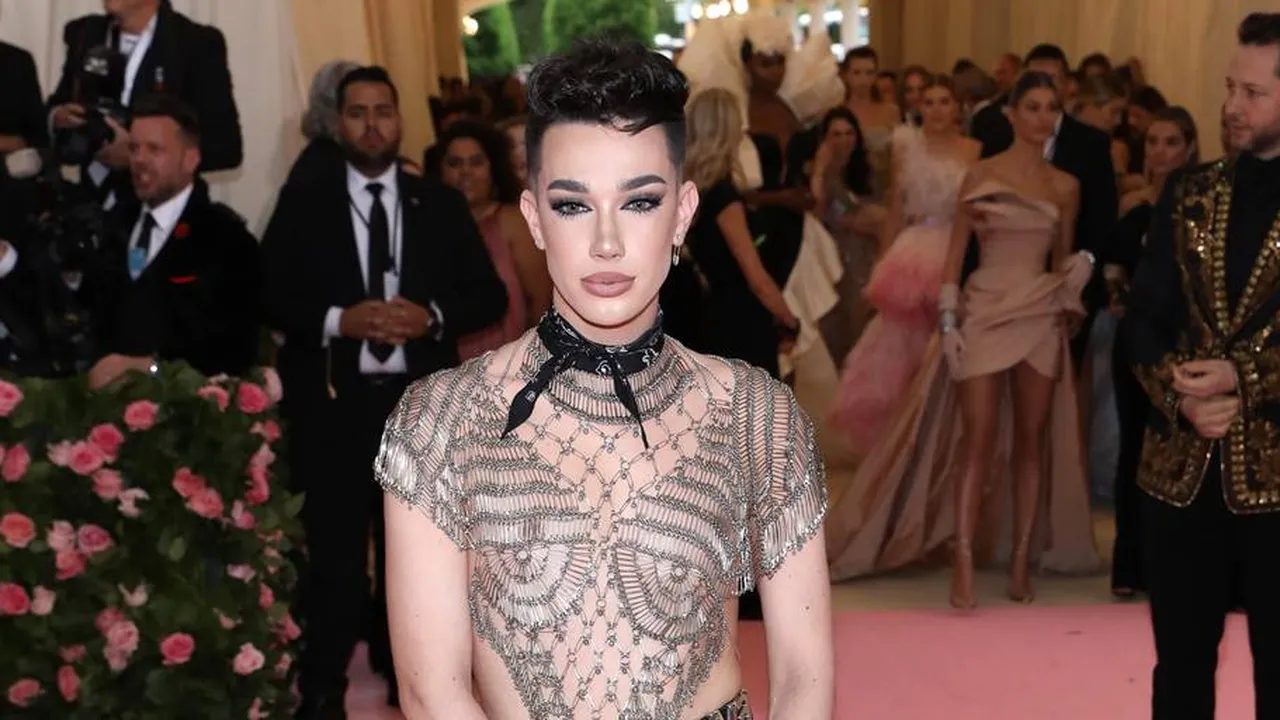 Kembali ke Youtube, Video James Charles Langsung Trending
