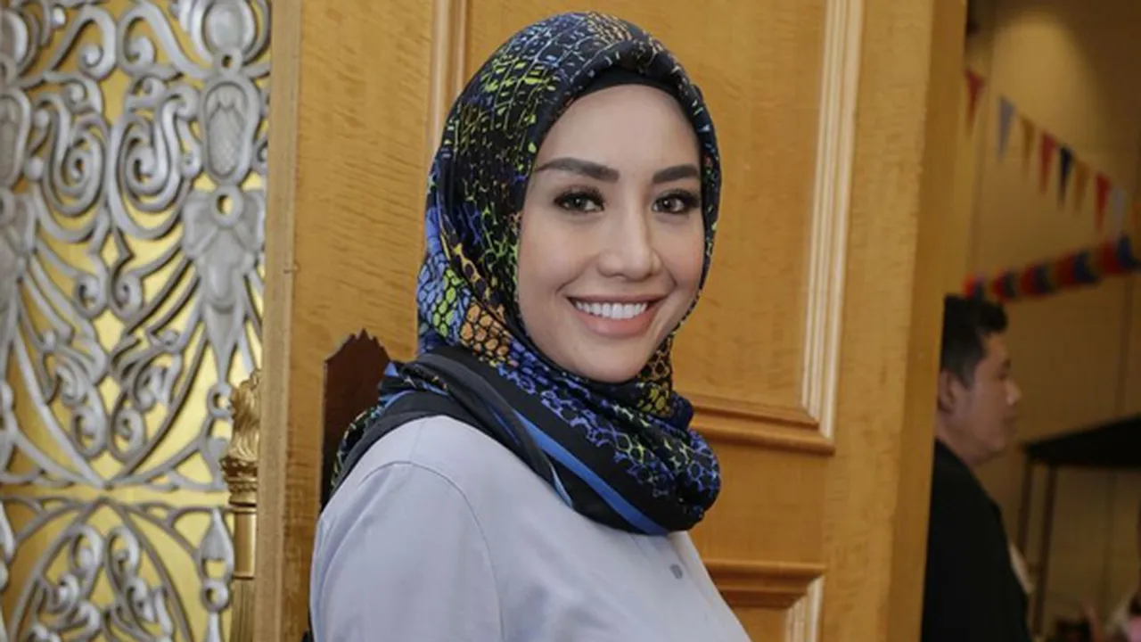 Kembali Lepas Hijab, Shinta Bachir Batasi Kolom Komentar di Instagram