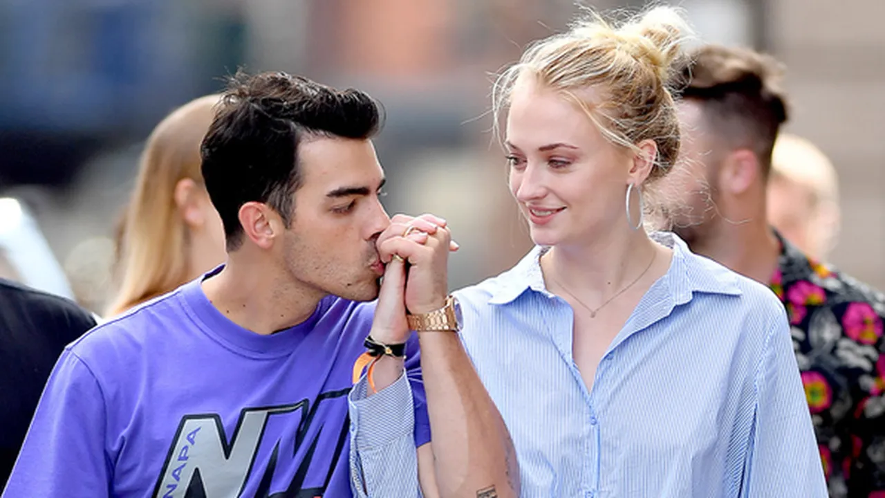 Kemunculan Perdana Sophie Turner di Depan Publik Usai Melahirkan Anak Pertama