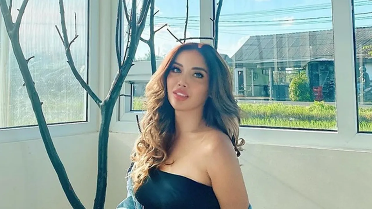 Kenakan Baju Seksi, Millendaru Pamer Babybump