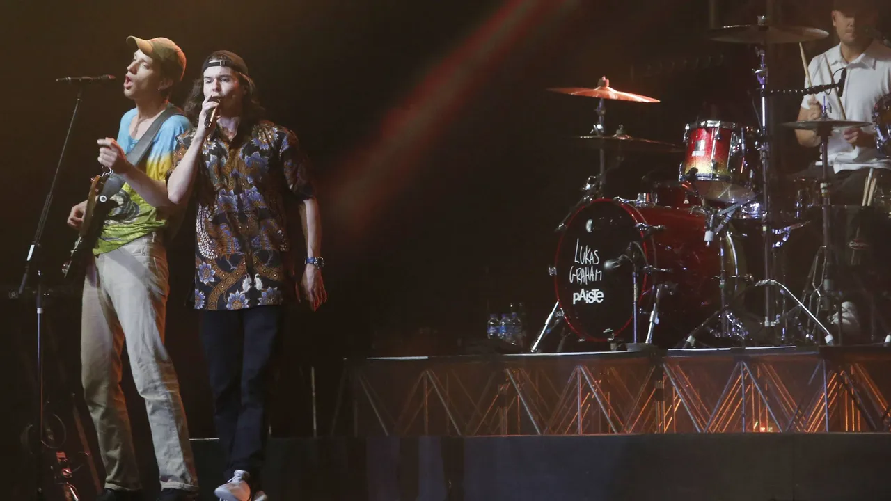 Kenakan Batik, Lukas Graham Sukses Akhiri Konser dengan 7 Years