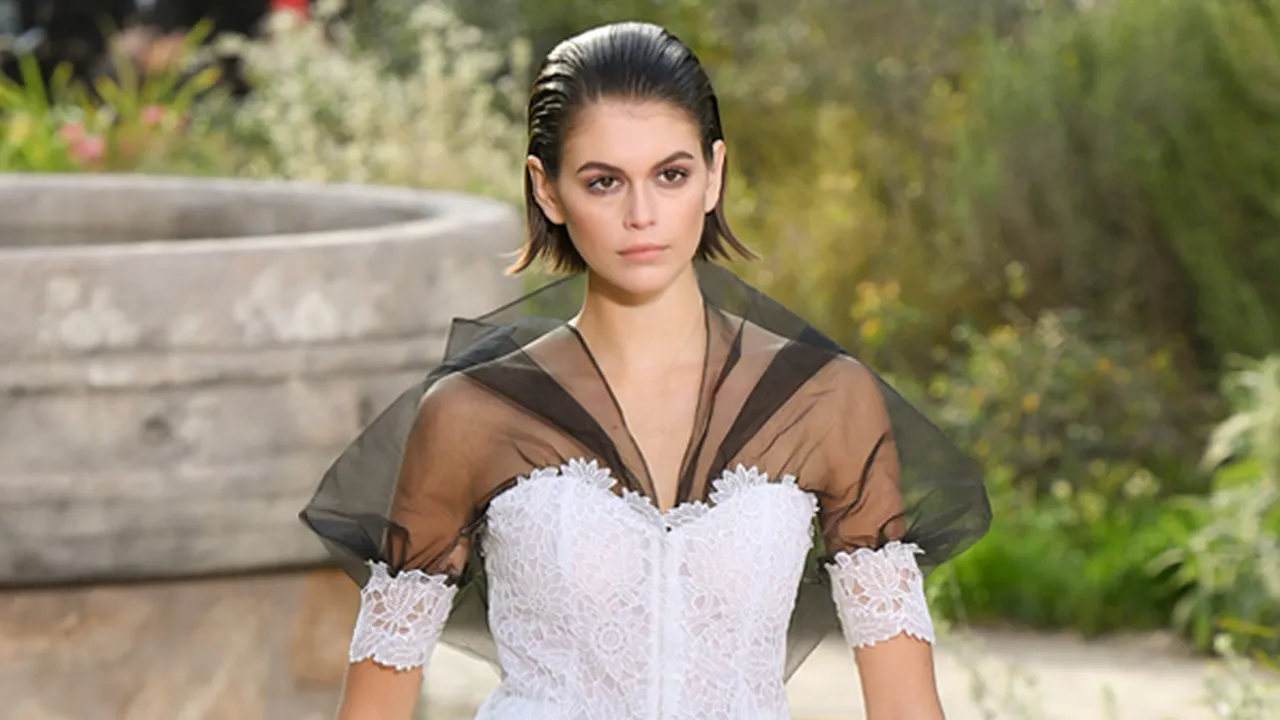 Kenakan Gaun Pengantin di Atas Catwalk, Kaia Gerber Cantik Banget! Kenakan Gaun Pengantin di Atas Catwalk, Kaia Gerber Cantik Banget!