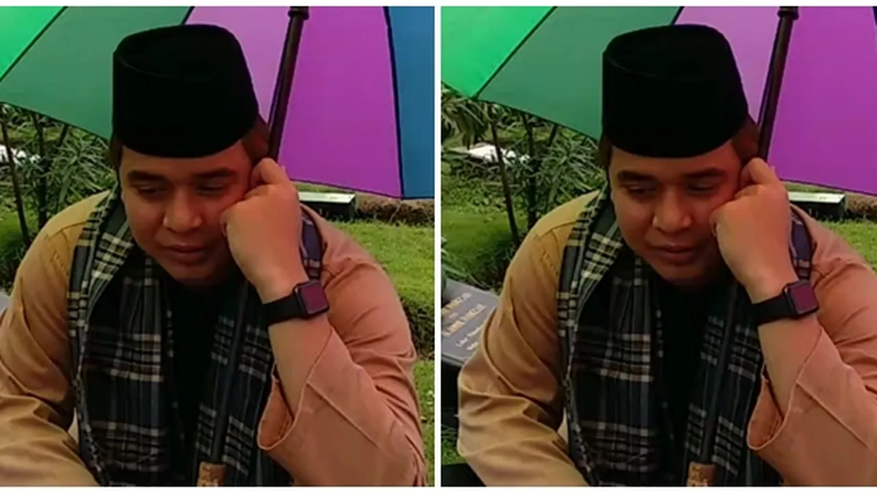 Kenang Olga Syahputra, Billy Syahputra Kunjungi Makam Malam-Malam Kenang Olga Syahputra, Billy Syahputra Kunjungi Makam Malam-Malam