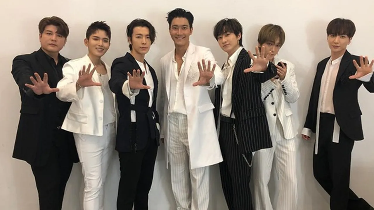 Kenangan Super Junior di Indonesia: Makan Sate, Goyang Dayung Sampai Foto Bareng BCL Kenangan Super Junior di Indonesia: Makan Sate, Goyang Dayung Sampai Foto Bareng BCL