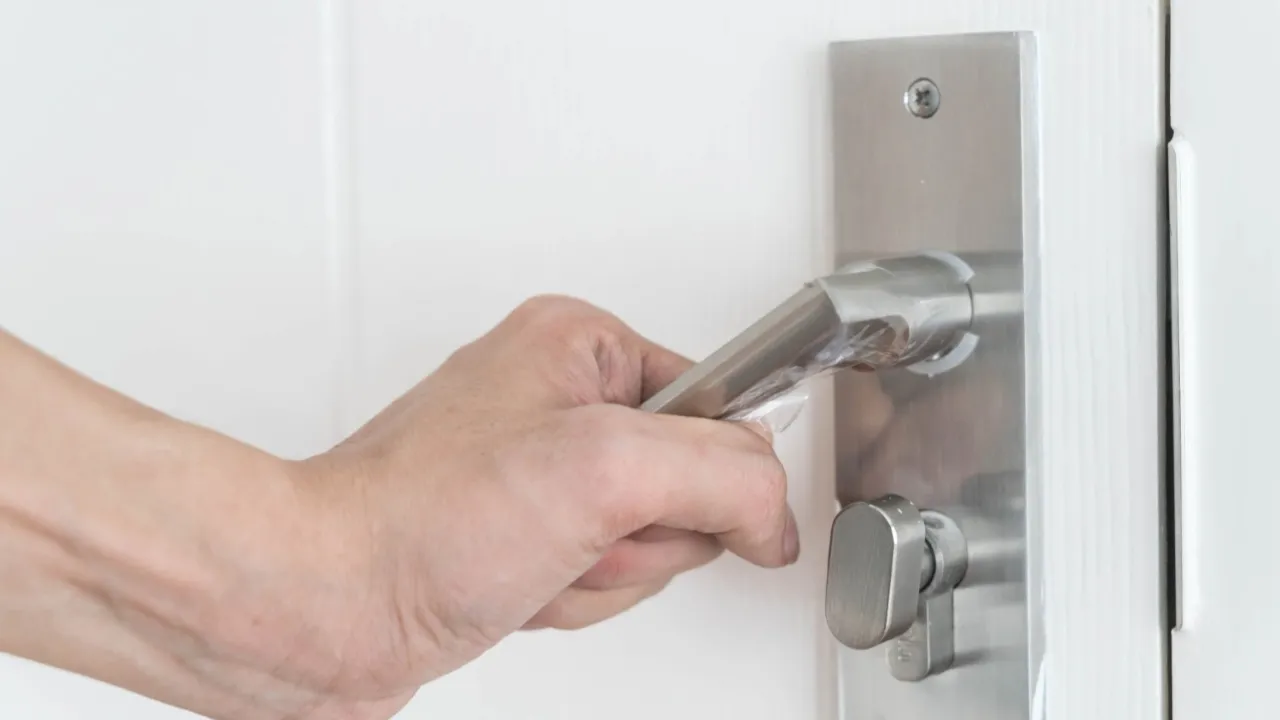 Kenapa Pintu Kayu Sulit Ditutup saat Musim Hujan? Ini 4 Penyebabnya