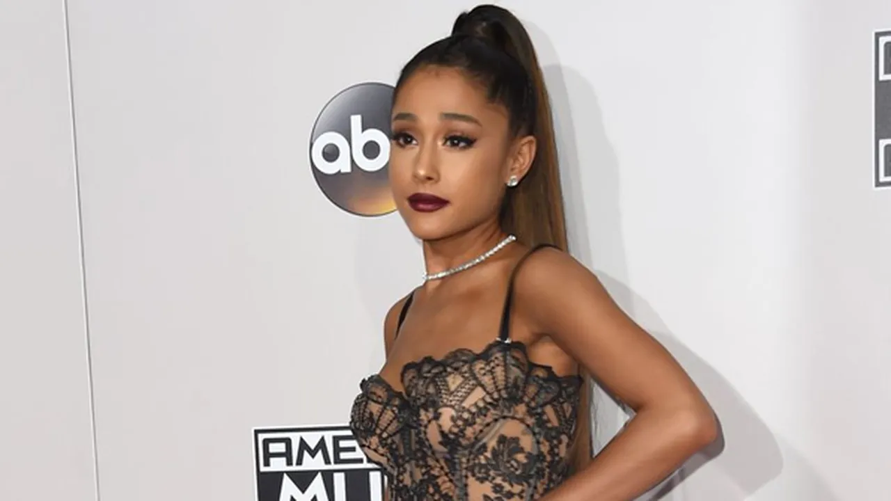 Kencan Romantis, Ariana Grande Tertangkap Cium Mesra Pete Davidson