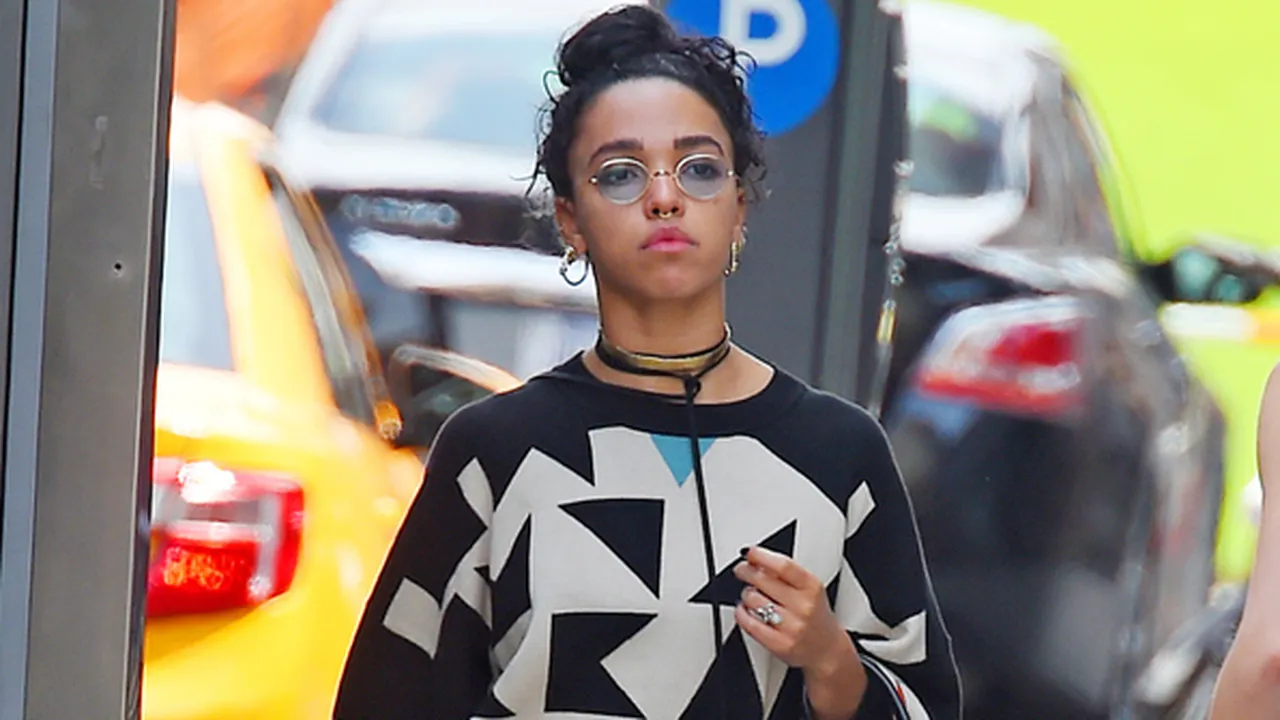 Kencan Romantis di Paris, FKA Twigs Gandeng Mesra Shia LaBeouf Kencan Romantis di Paris, FKA Twigs Gandeng Mesra Shia LaBeouf
