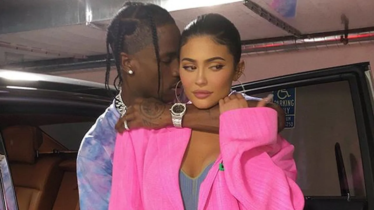 Kencan Romantis, Kylie Jenner & Travis Scott Umbar Kemesraan di Depan Umum Kencan Romantis, Kylie Jenner & Travis Scott Umbar Kemesraan di Depan Umum
