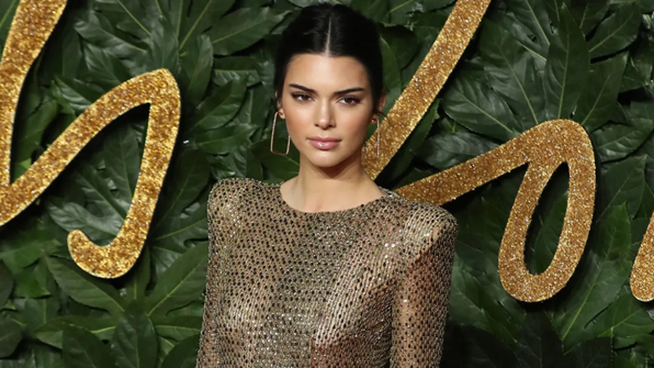 Kendall Jenner Pamer Surat Cinta, Benarkah Dari Harry Styles?