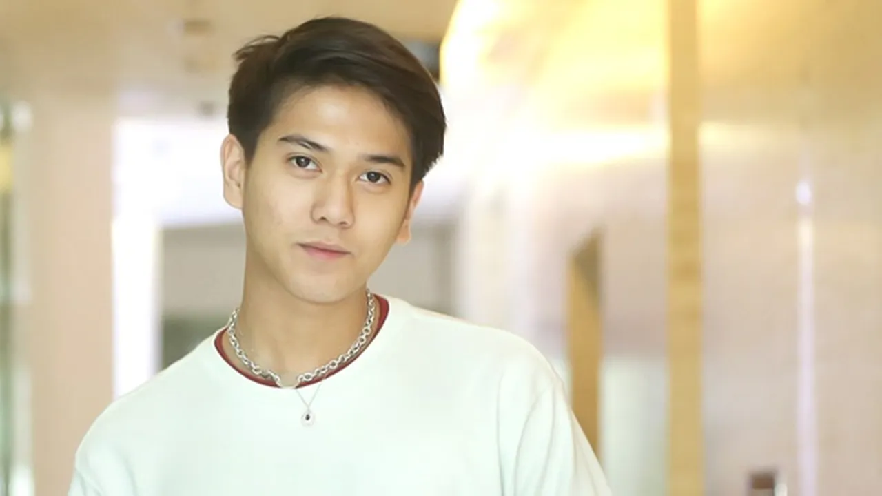 Kepergok Nyeker Sebelah, Iqbaal Ramadhan Tetap Ganteng Abis dan Bikin Netizen Kesengsem