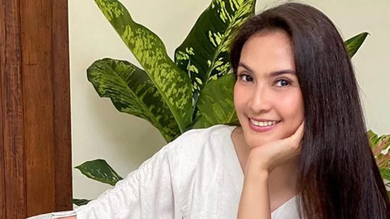 Kerja Dari Rumah, Maudy Koesnaedi Pamer Wajah Cantik Tanpa Make Up Kerja Dari Rumah, Maudy Koesnaedi Pamer Wajah Cantik Tanpa Make Up