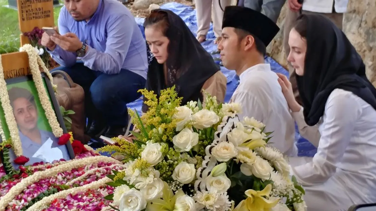Kesedihan di Pemakaman Eril Dardak, Adik Ipar Arumi Bachsin