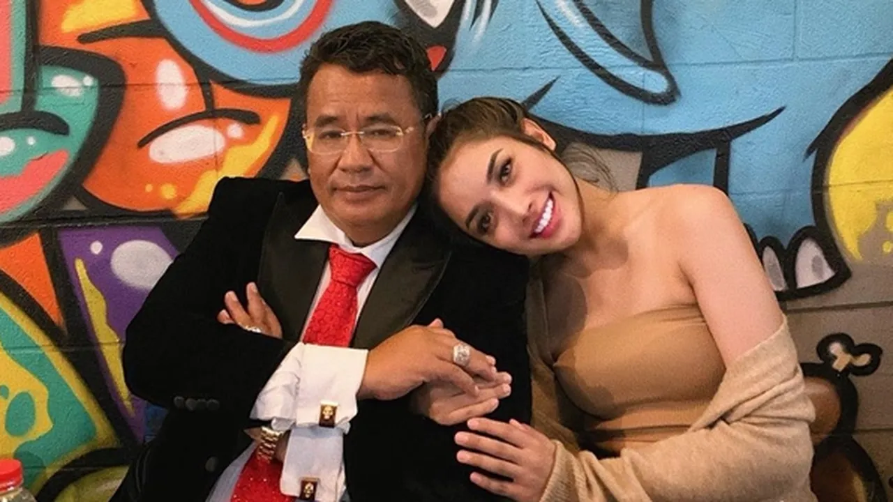 Ketemu di Bandara, Hotman Paris Puji Millen Cyrus 'So Sexy' Ketemu di Bandara, Hotman Paris Puji Millen Cyrus 'So Sexy'