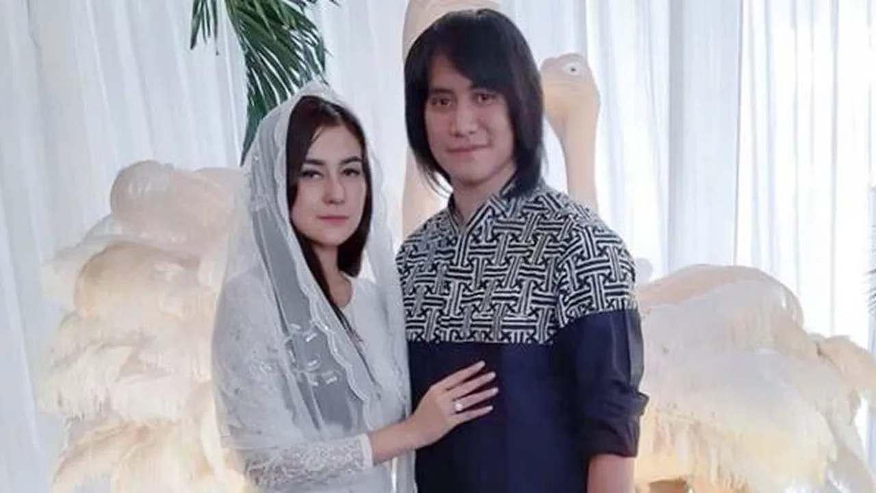 Kevin Aprilio Betah dengan Rambut Gaya Emo, Vicy Melanie Risih?