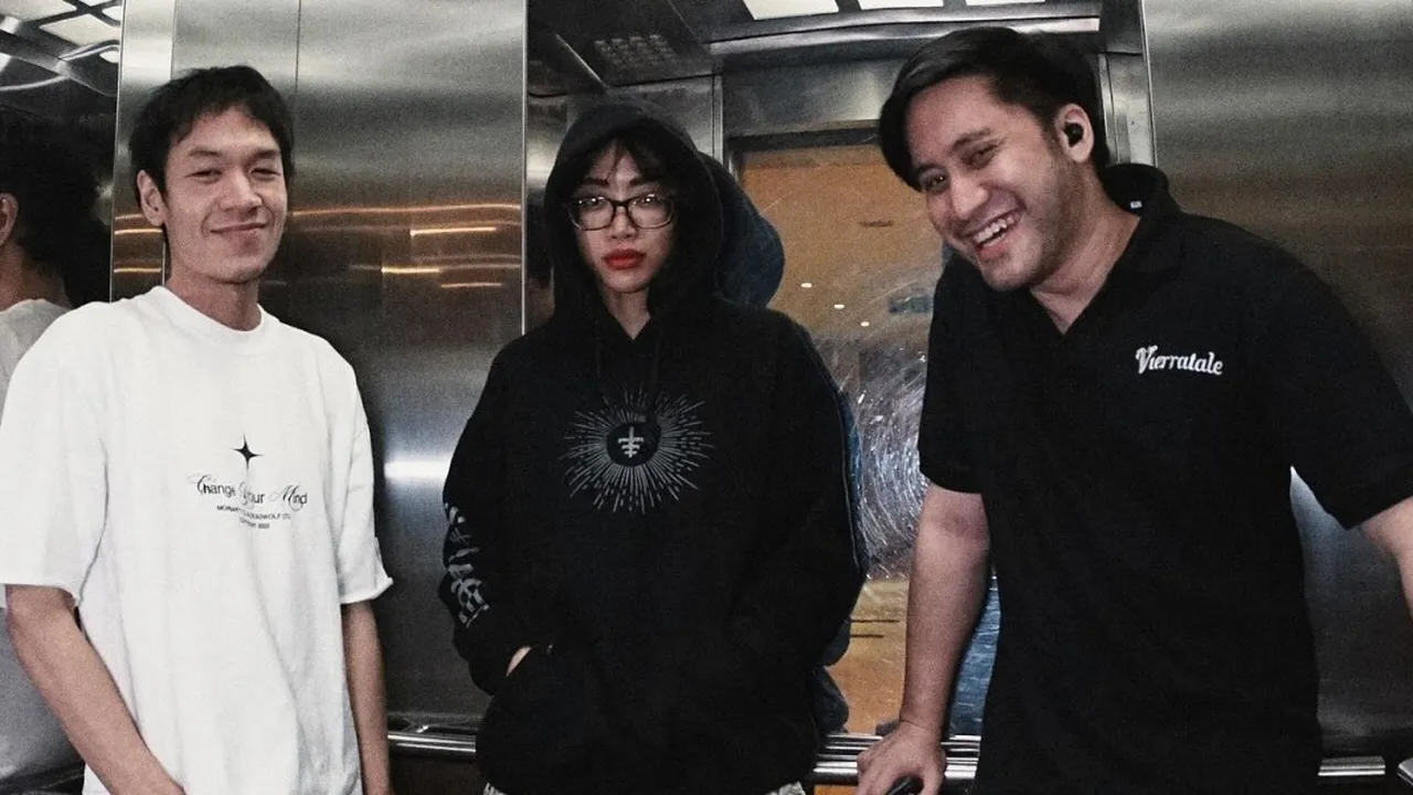 Kevin Aprilio Ungkap 5 Alasan Vierratale Tetap Solid Setelah Belasan Tahun Bermusik Kevin Aprilio Ungkap 5 Alasan Vierratale Tetap Solid Setelah Belasan Tahun Bermusik