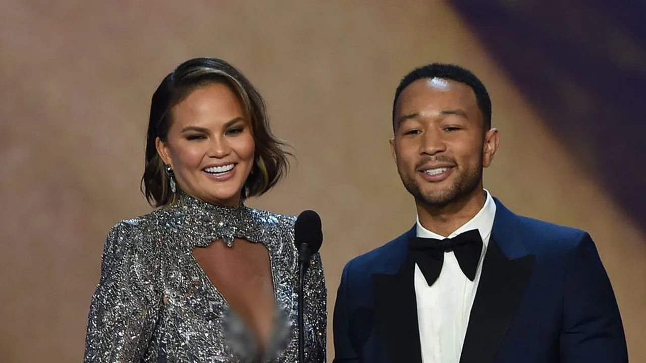 Kevin Hart Mundur Jadi Host Oscar 2019, Chrissy Teigen Mengajukan Diri?